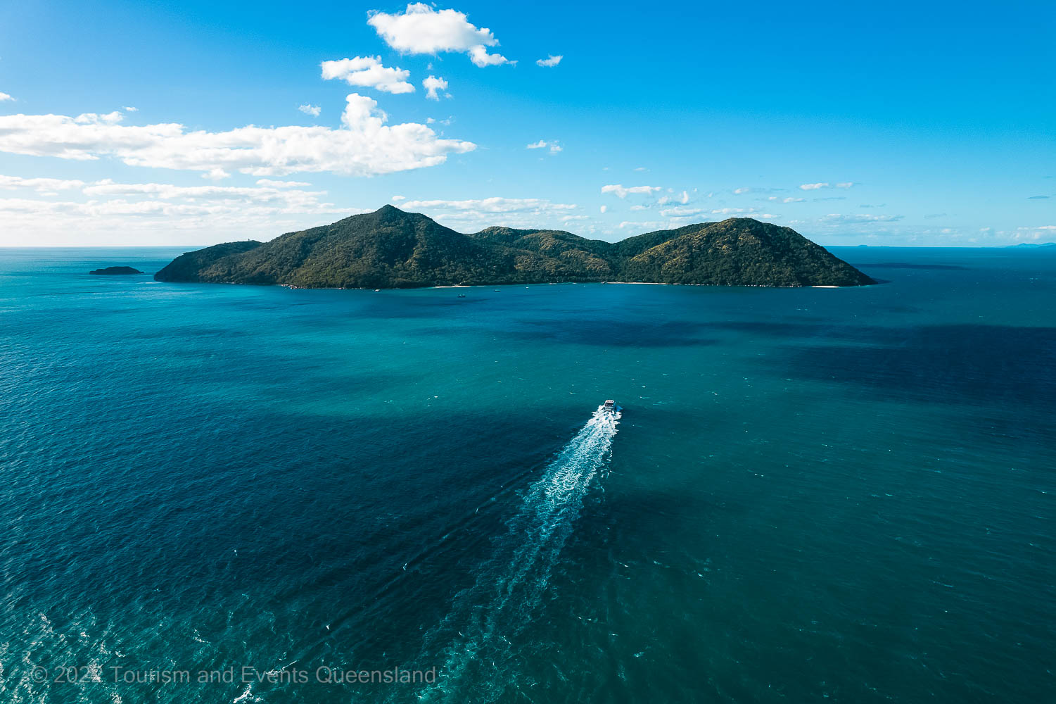 Boat cruising to an island on the Great Barrier Reef  – Australia - © Tourism and Events Queensland