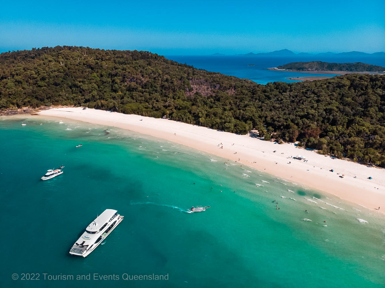 Cruise Whitsundays vessel parked near a beach – Australia - © Tourism and Events Queensland