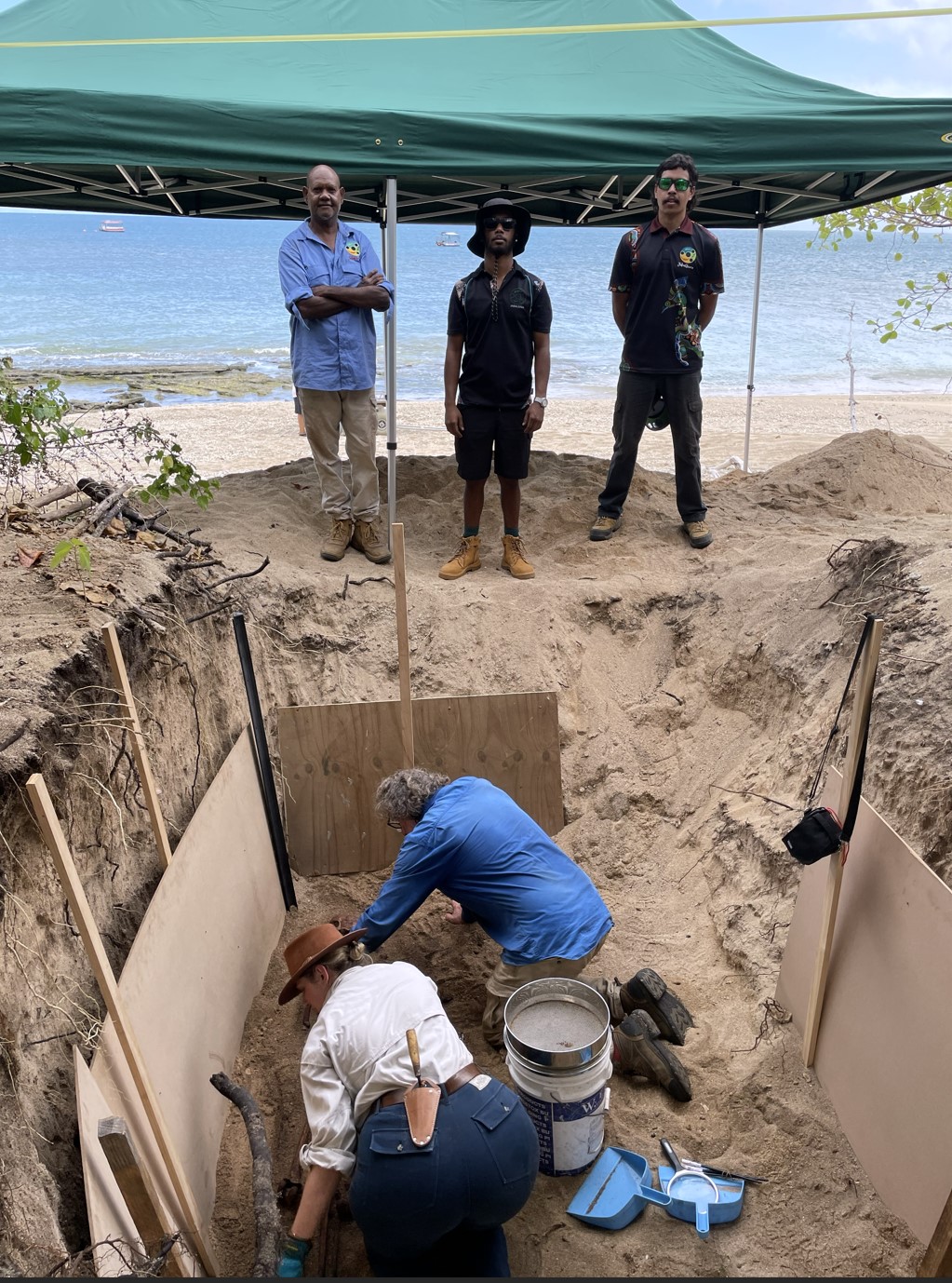 DETSI and USQ archaeologists excavate the grave with support of Jabalbina Rangers. 