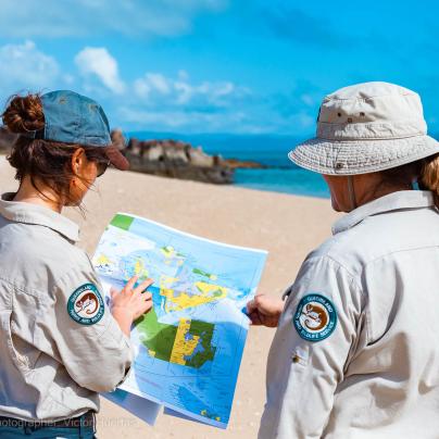 Rangers reviewing a zoning map photo – Australia - © QPWS - Photographer: Victor Huertas